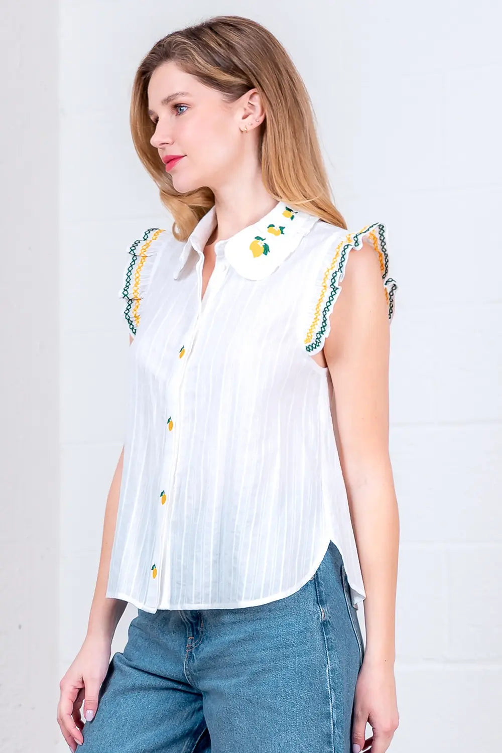 RUFFLE SSLV LEMON EMBROIDERED TOP