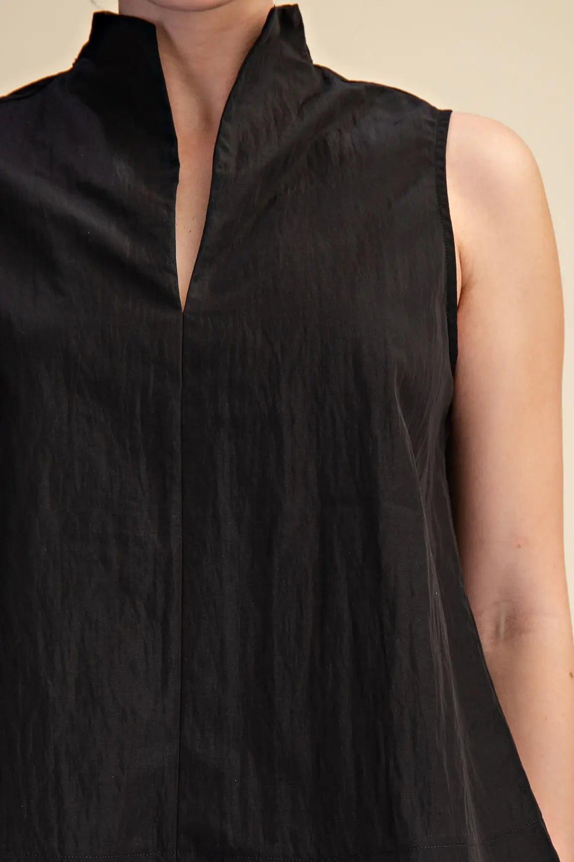 V-NECK SLEEVELESS SWING TOP