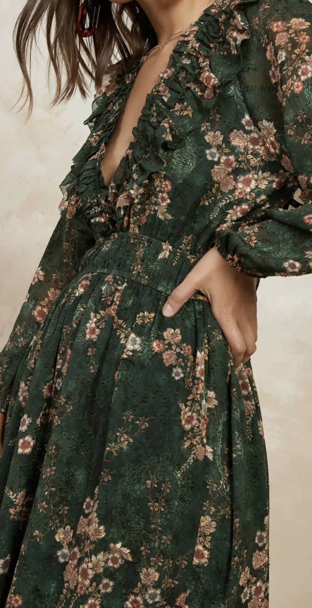 V NECK PRINT RUFFLE MIDI DRESS
