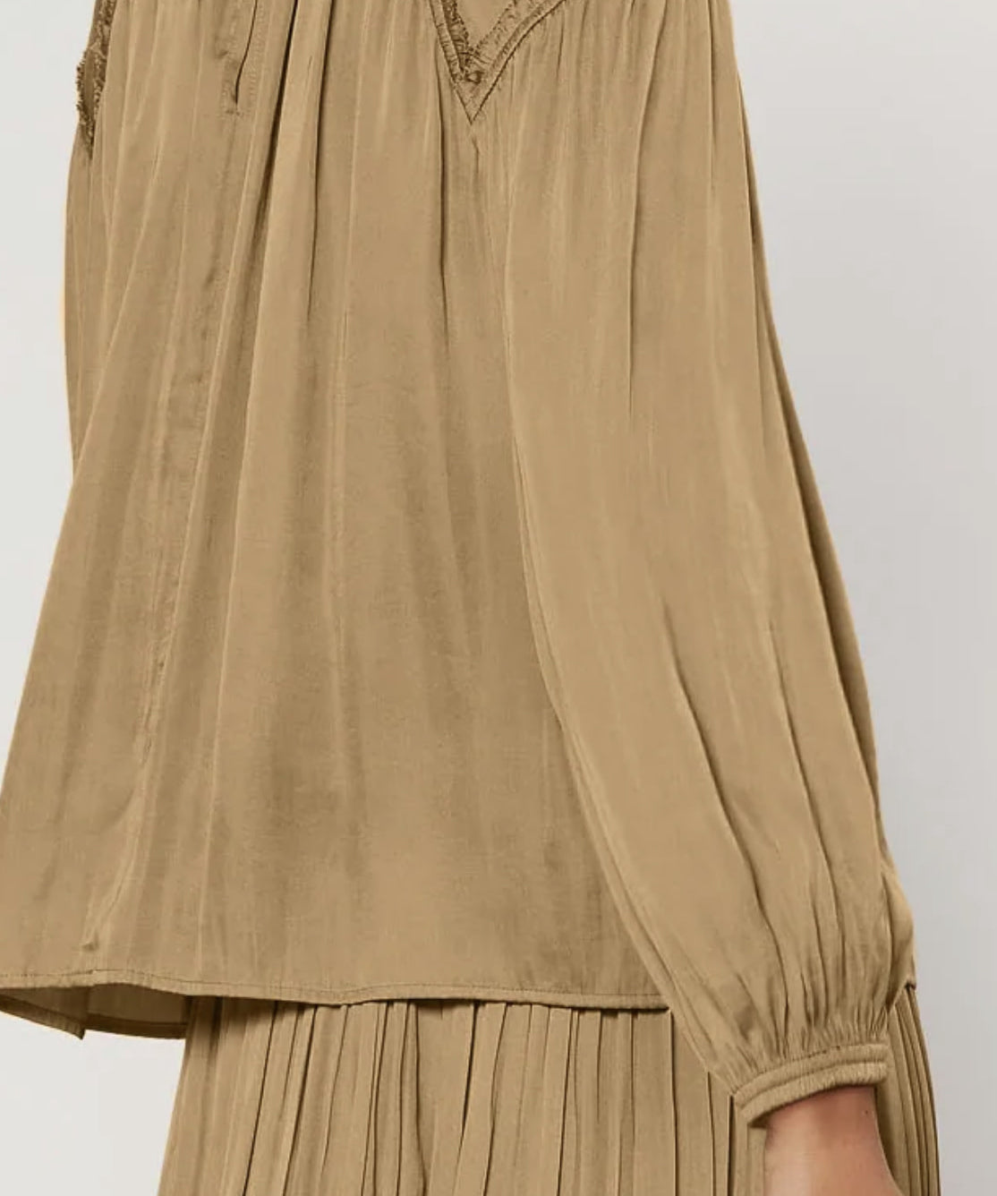 ROUND NECK LSLV INSET SHOULDER TOP