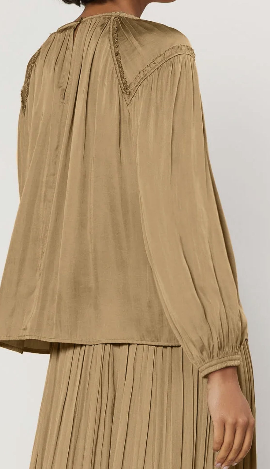 ROUND NECK LSLV INSET SHOULDER TOP