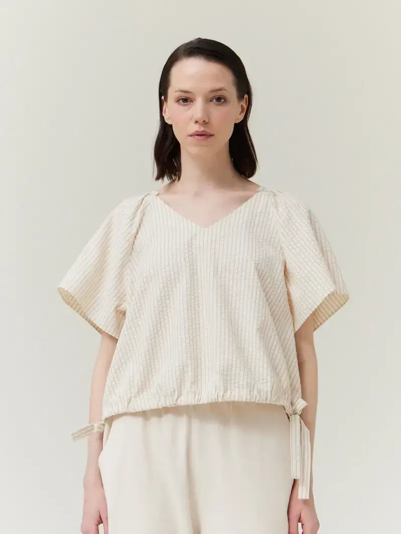 SIDE RIBBON TIE VNECK TOP