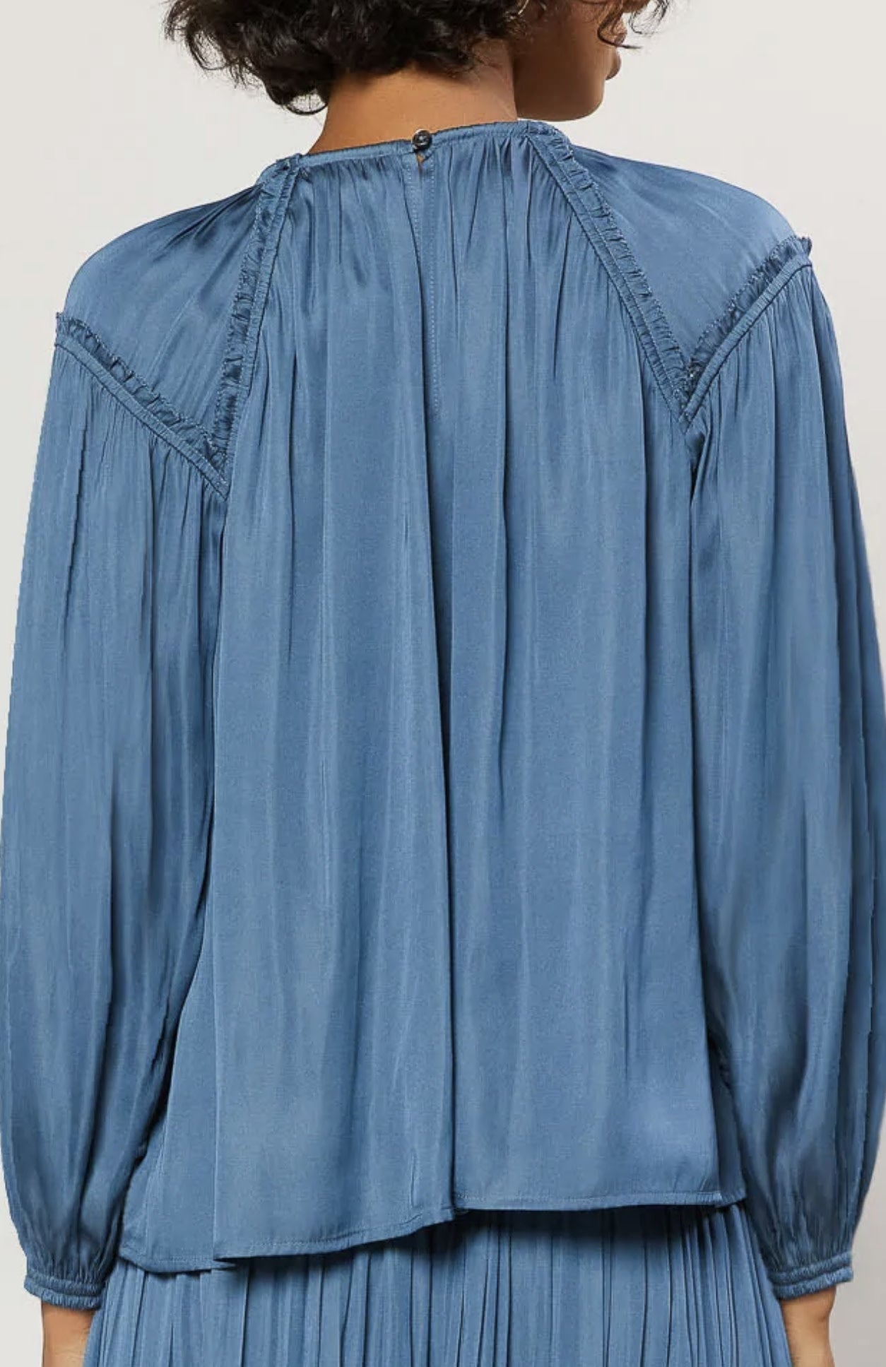 ROUND NECK LSLV INSET SHOULDER TOP