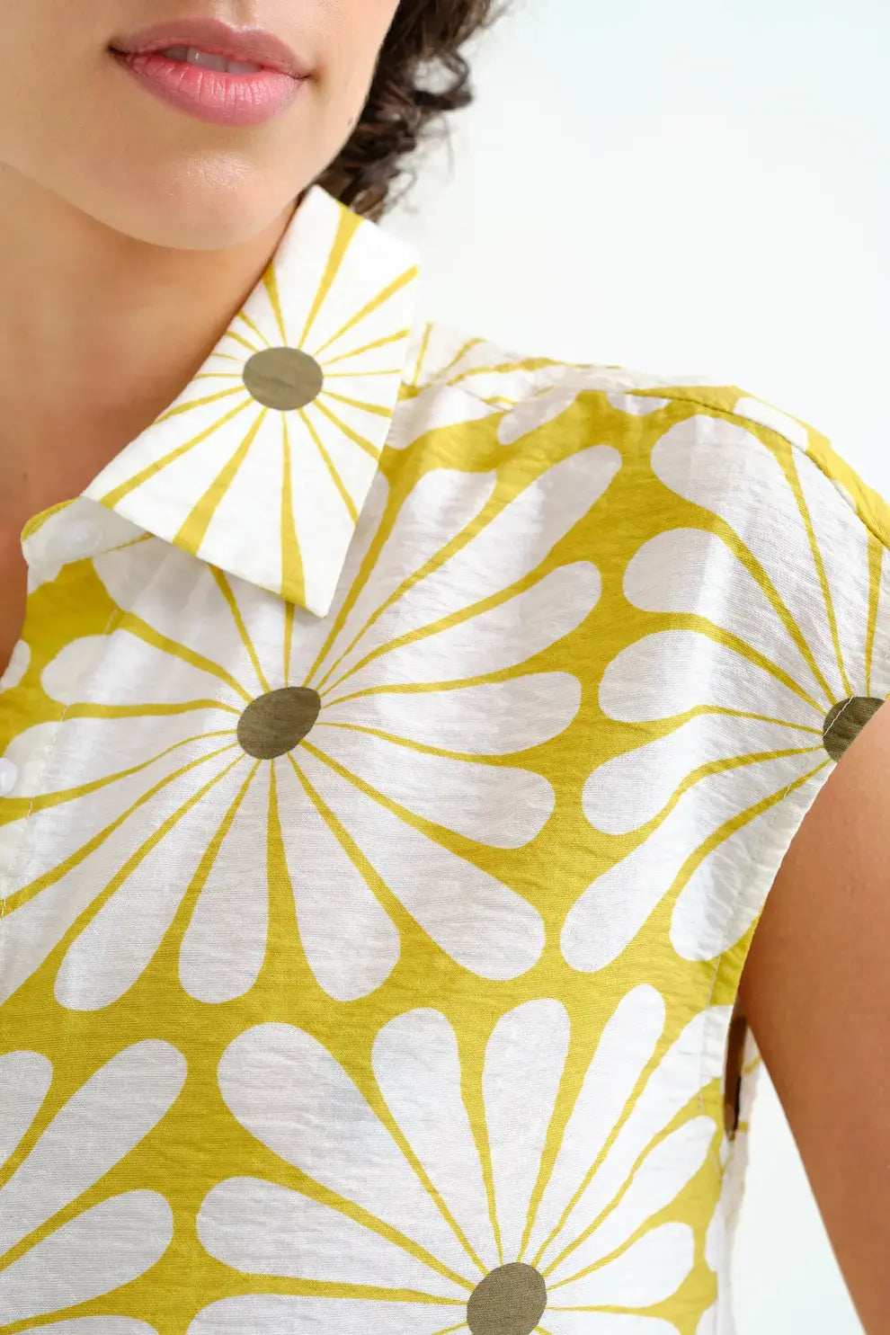 SSLV FLOWERBURST COLLARED TOP