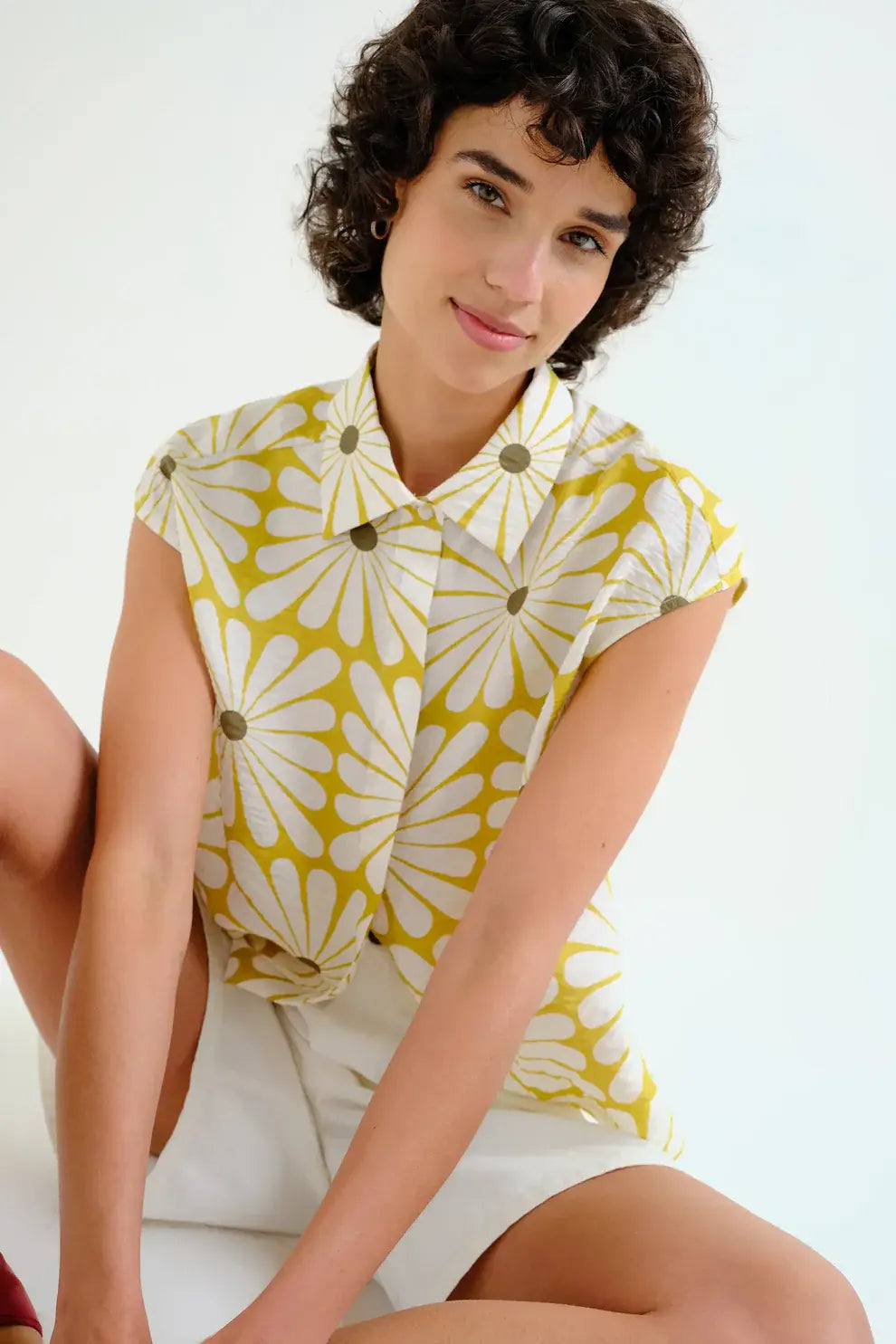 SSLV FLOWERBURST COLLARED TOP