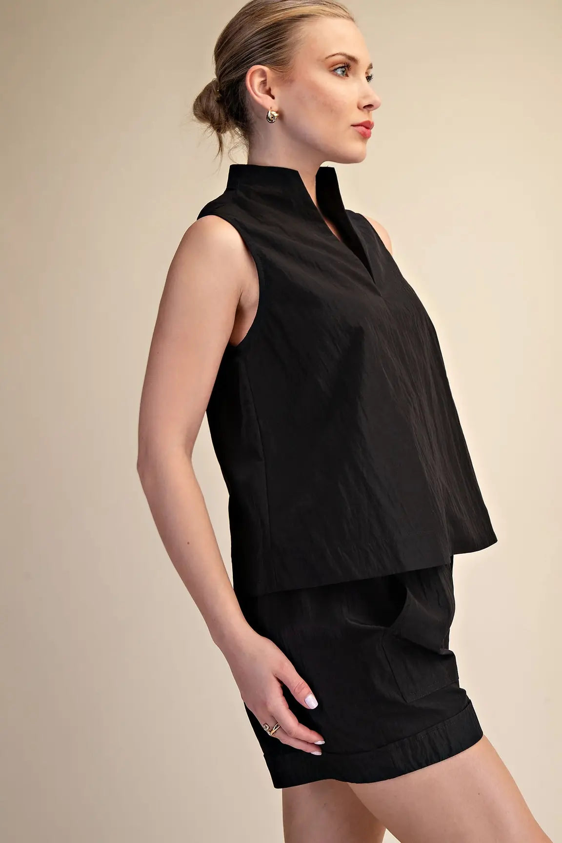 V-NECK SLEEVELESS SWING TOP