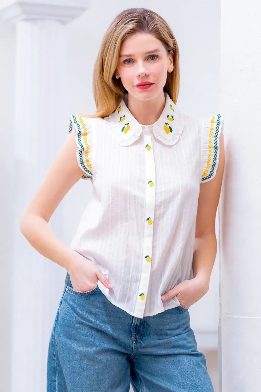 RUFFLE SSLV LEMON EMBROIDERED TOP