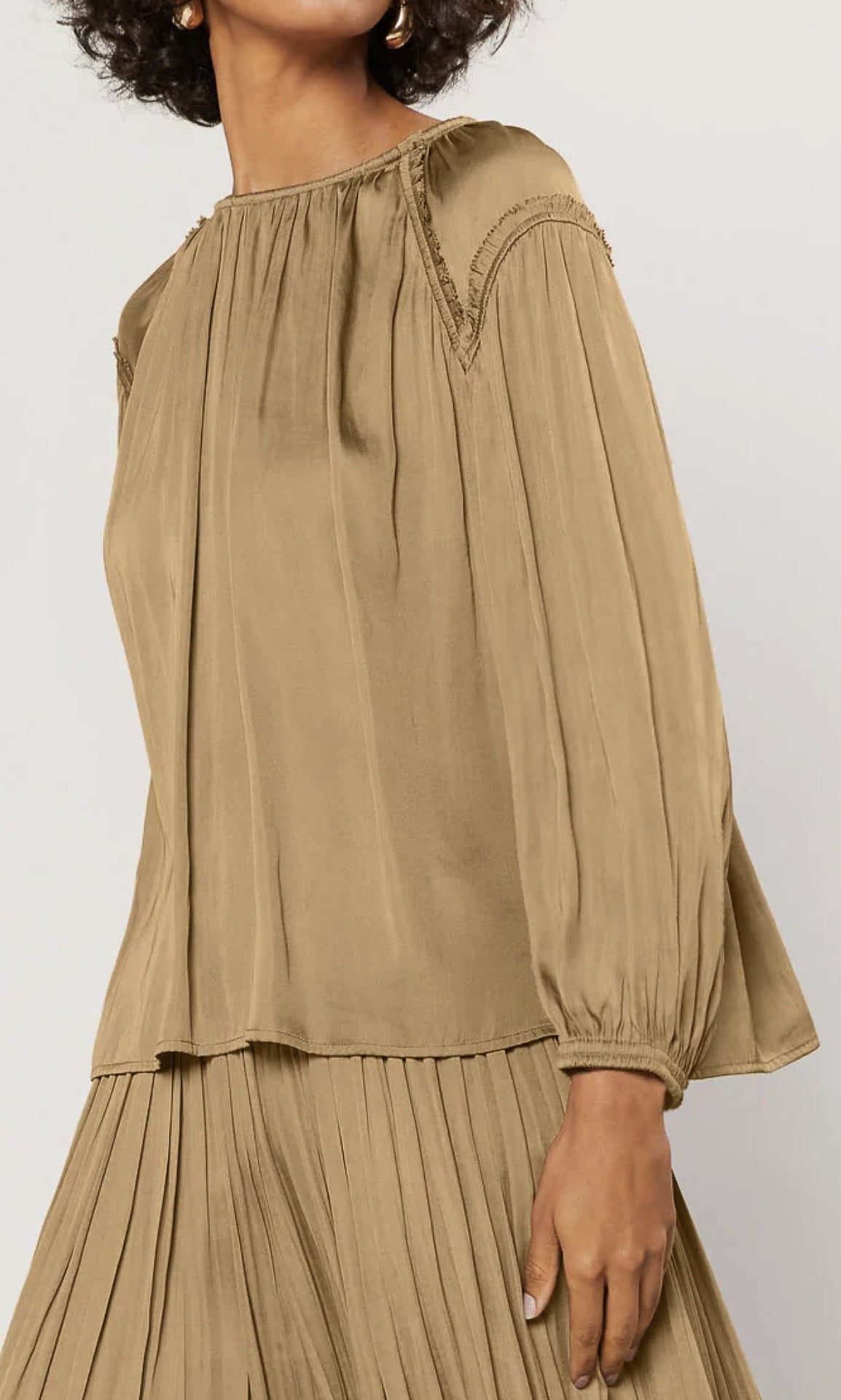 ROUND NECK LSLV INSET SHOULDER TOP
