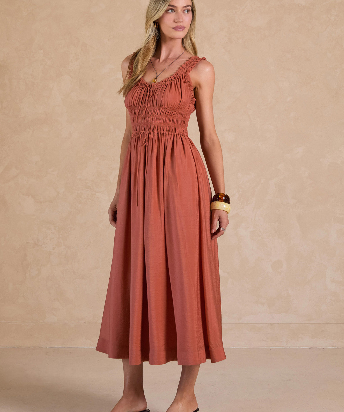 SWEETHEART NECK SLVLESS SMOCKED MIDI DRESS