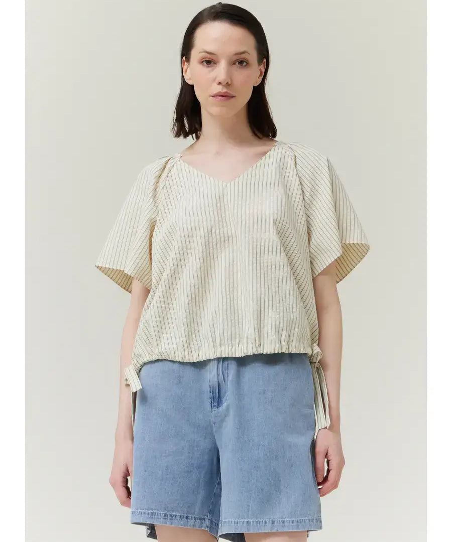 SIDE RIBBON TIE VNECK TOP