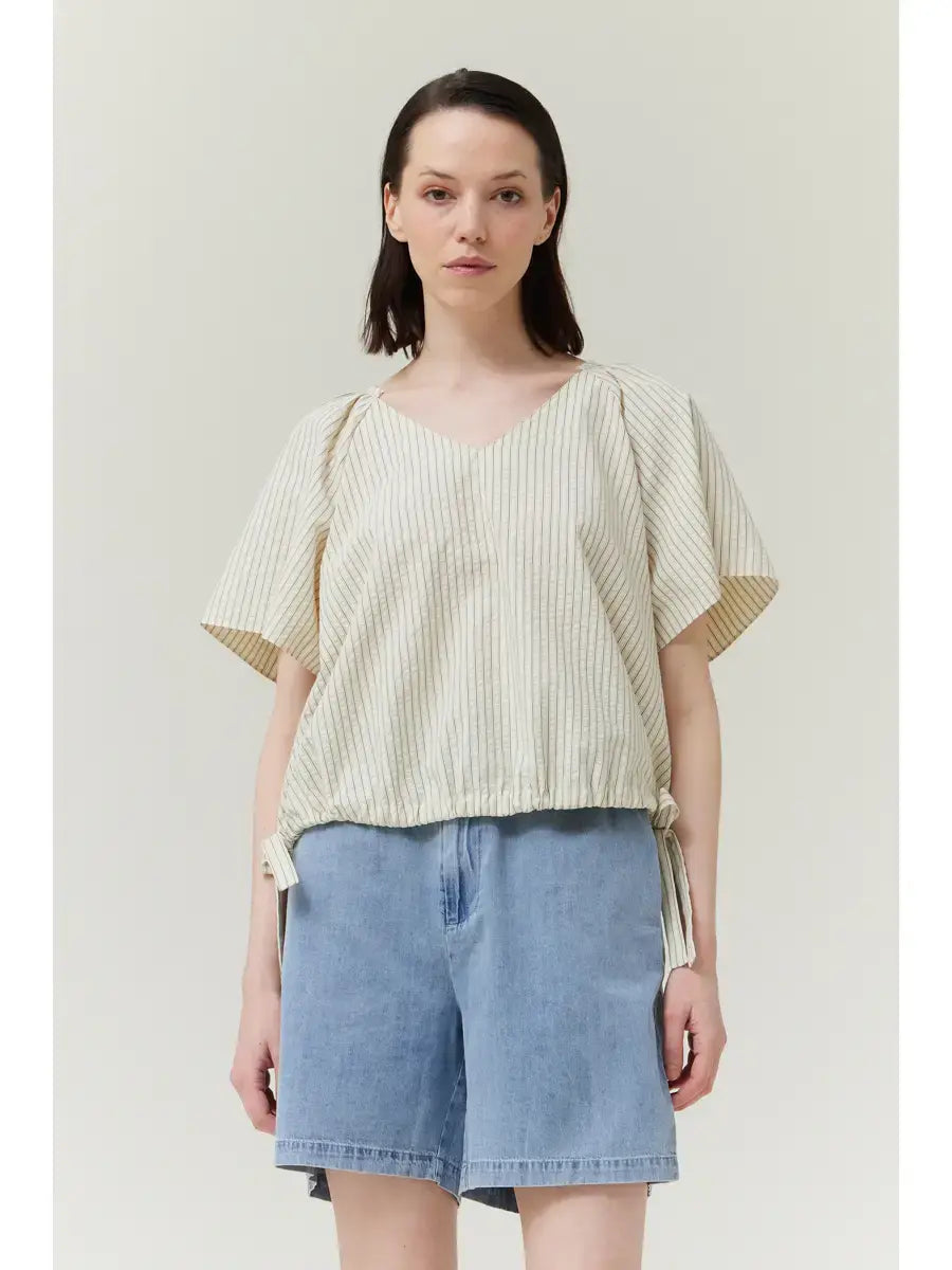 SIDE RIBBON TIE VNECK TOP