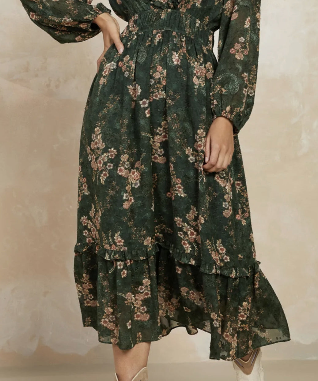 V NECK PRINT RUFFLE MIDI DRESS
