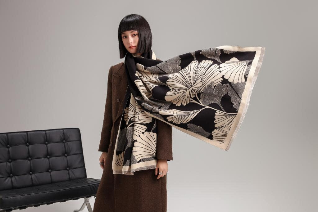 REVERSIBLE WRAP BLACK/CREAM GINKGO