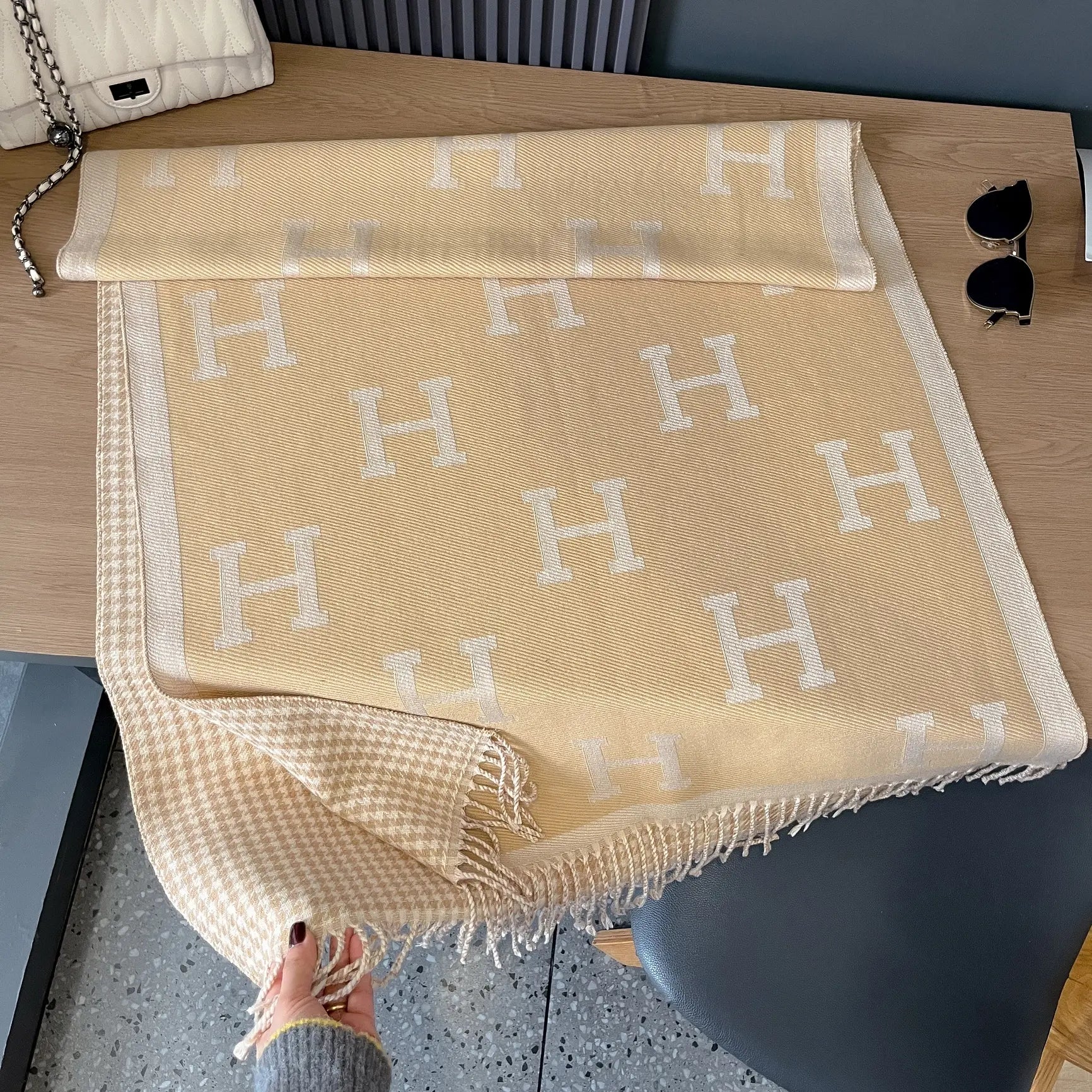 REVERSIBLE WRAP TAN/CREAM HOUDSTOOTH