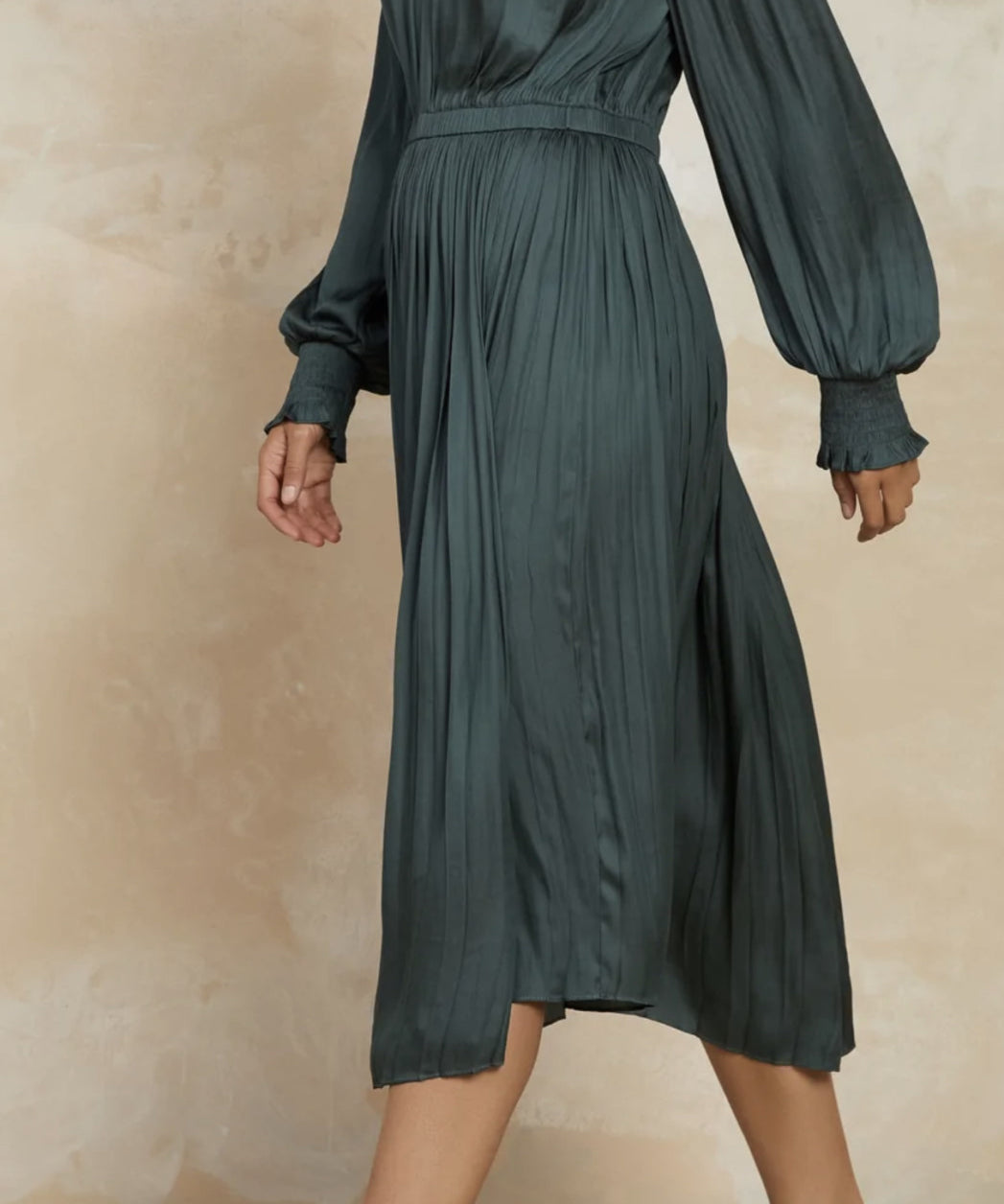 V NECK MIDI DRESS W/SMOCKED CUFFS