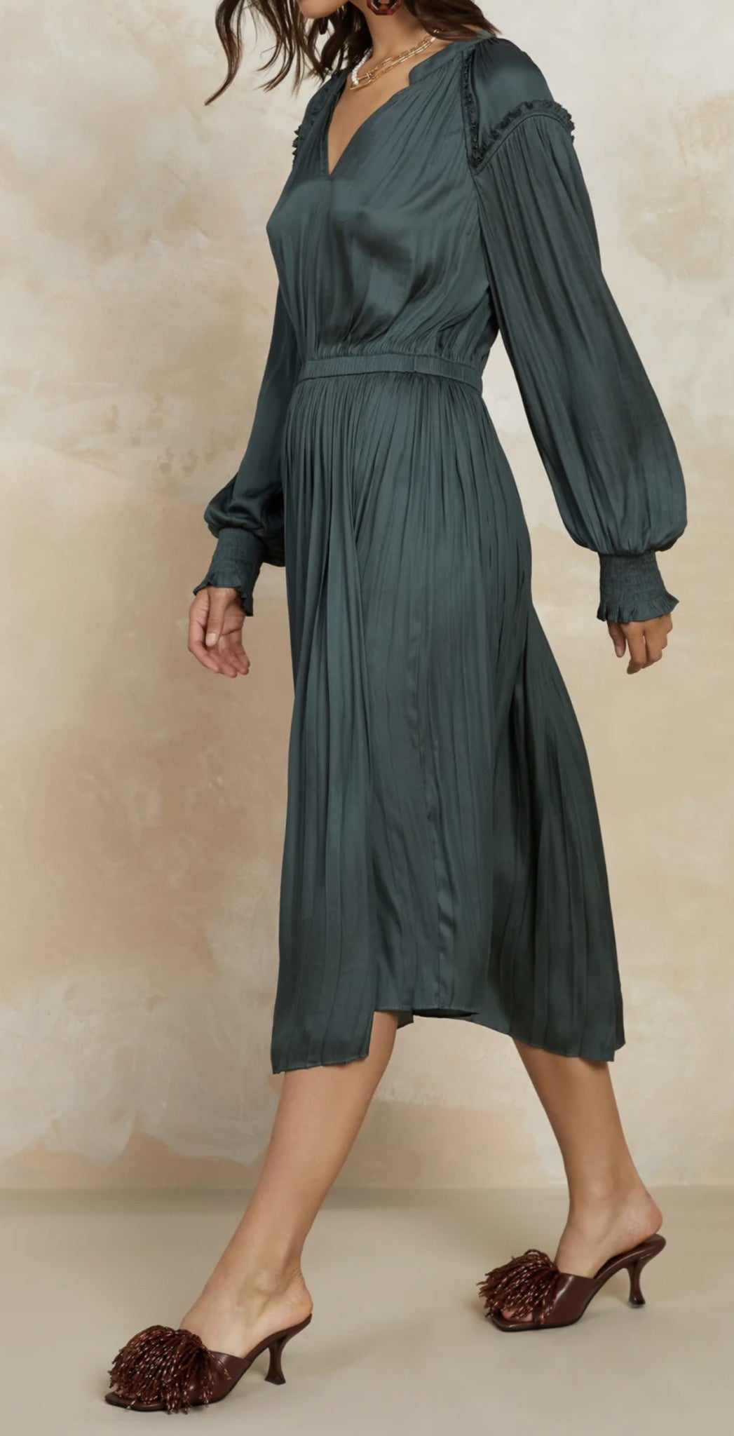 V NECK MIDI DRESS W/SMOCKED CUFFS