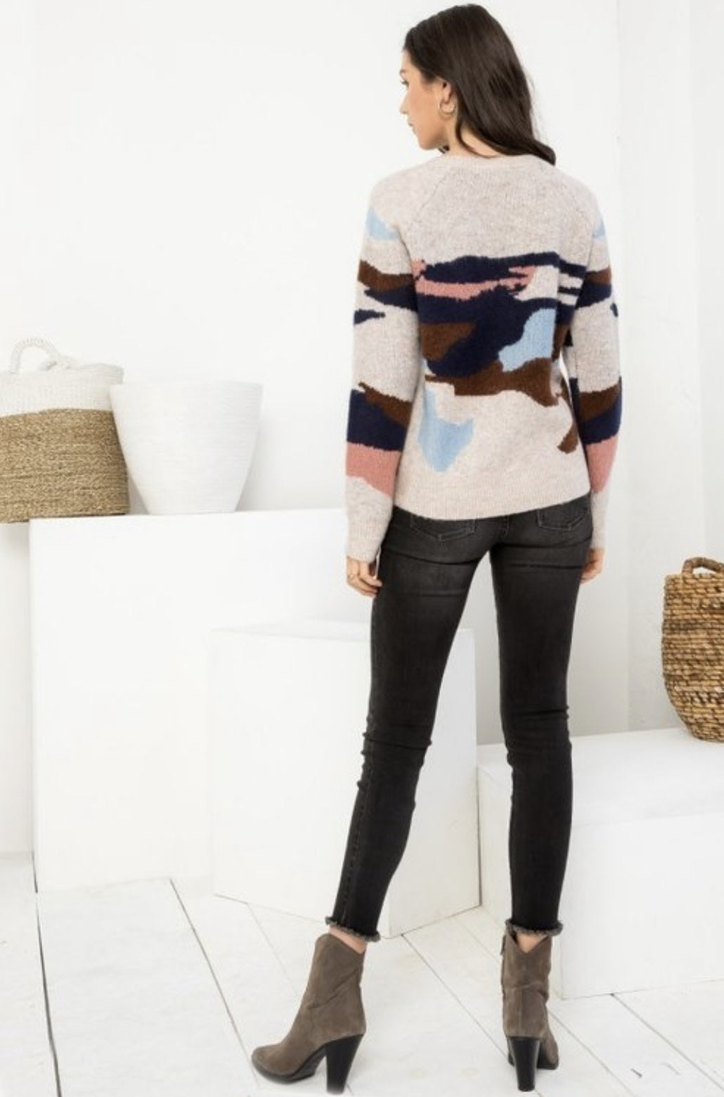 CAMO VIBE CREWNECK SWEATER