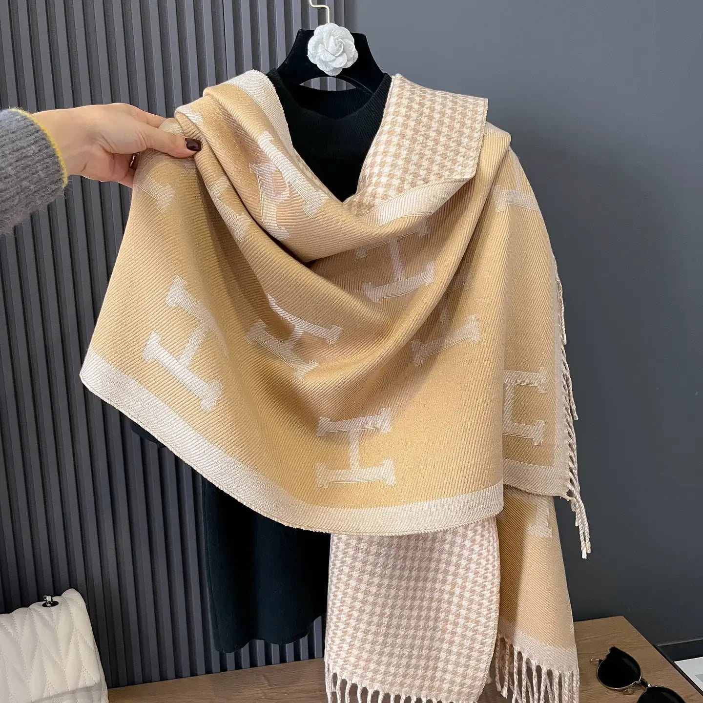 REVERSIBLE WRAP TAN/CREAM HOUDSTOOTH