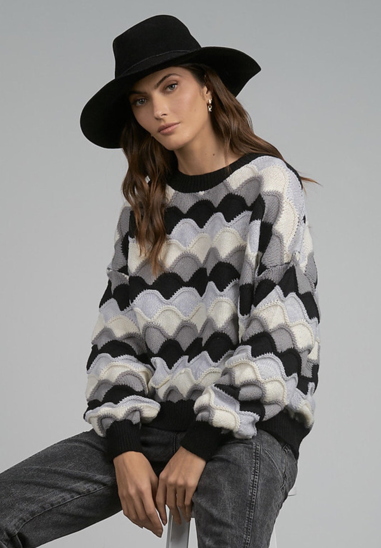 ROUND NECK SCALLOP STRIPE SWEATER