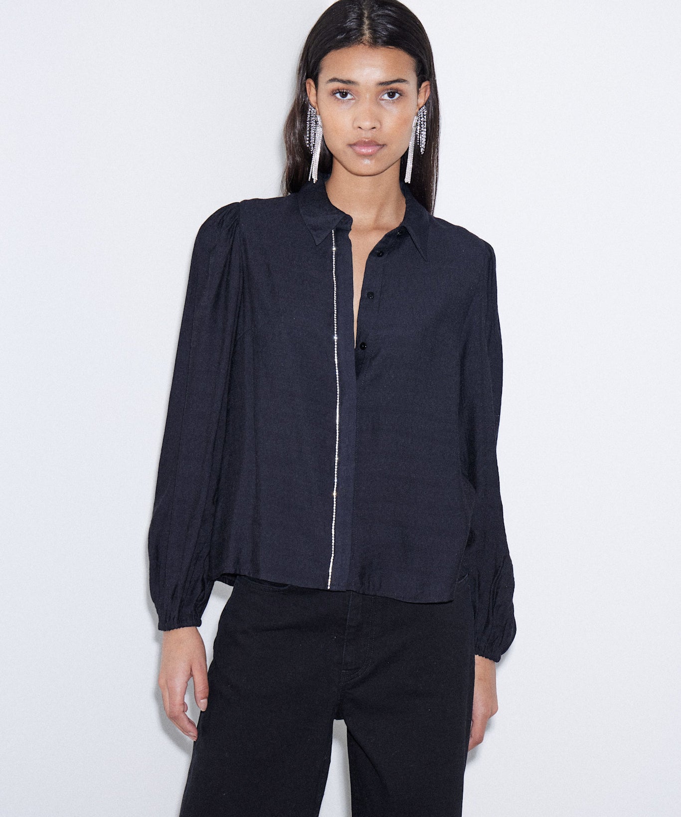 LSLV BLOUSE W/ RHINESTONE ACCENT