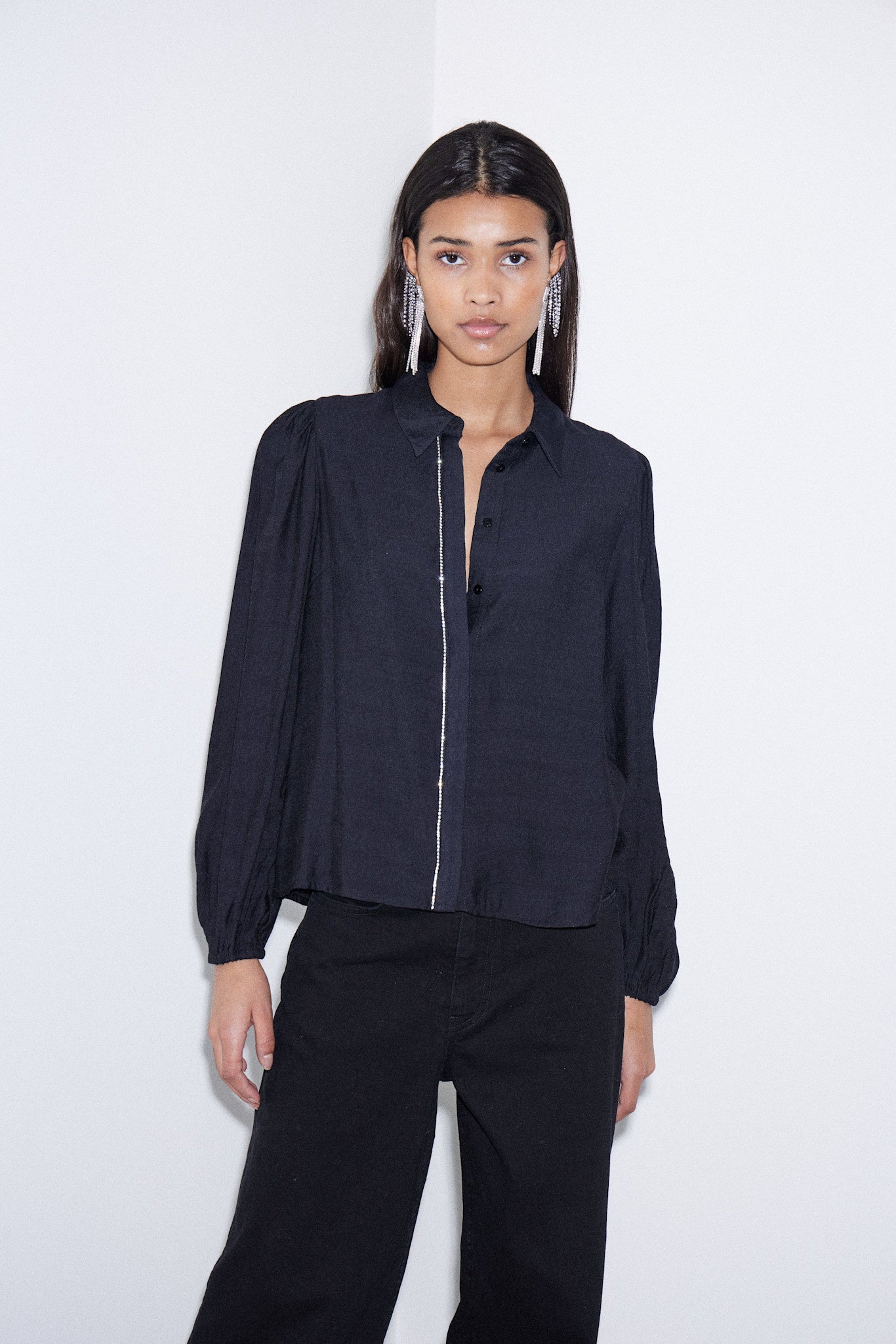 LSLV BLOUSE W/ RHINESTONE ACCENT