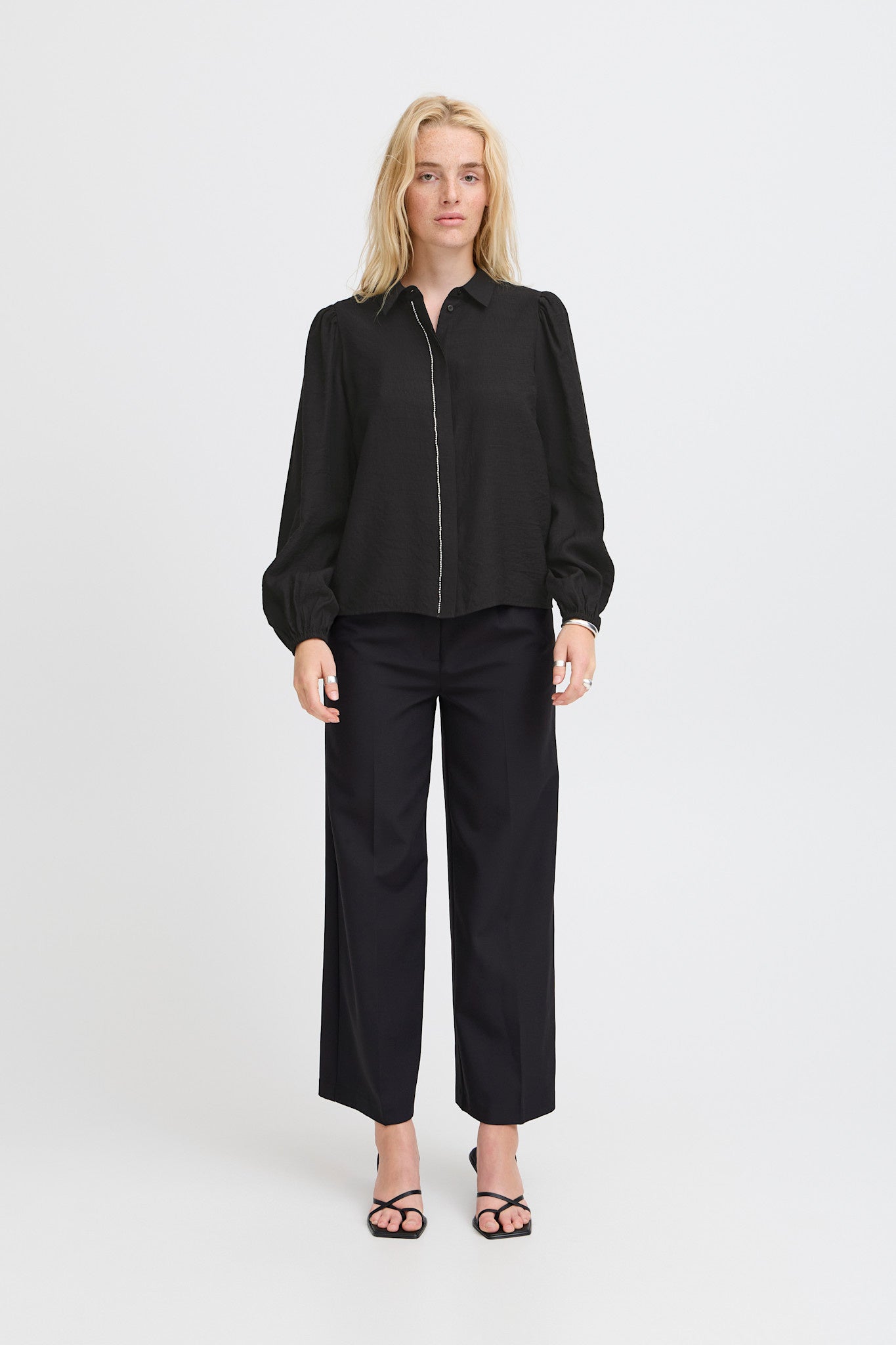 LSLV BLOUSE W/ RHINESTONE ACCENT