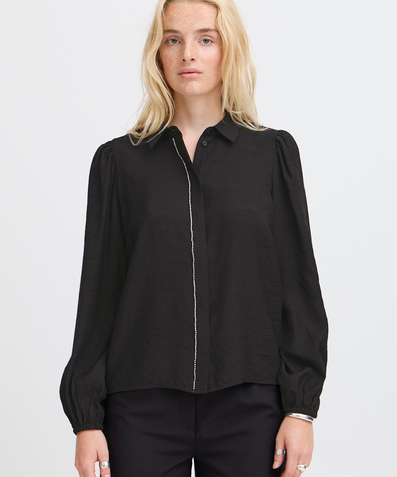 LSLV BLOUSE W/ RHINESTONE ACCENT