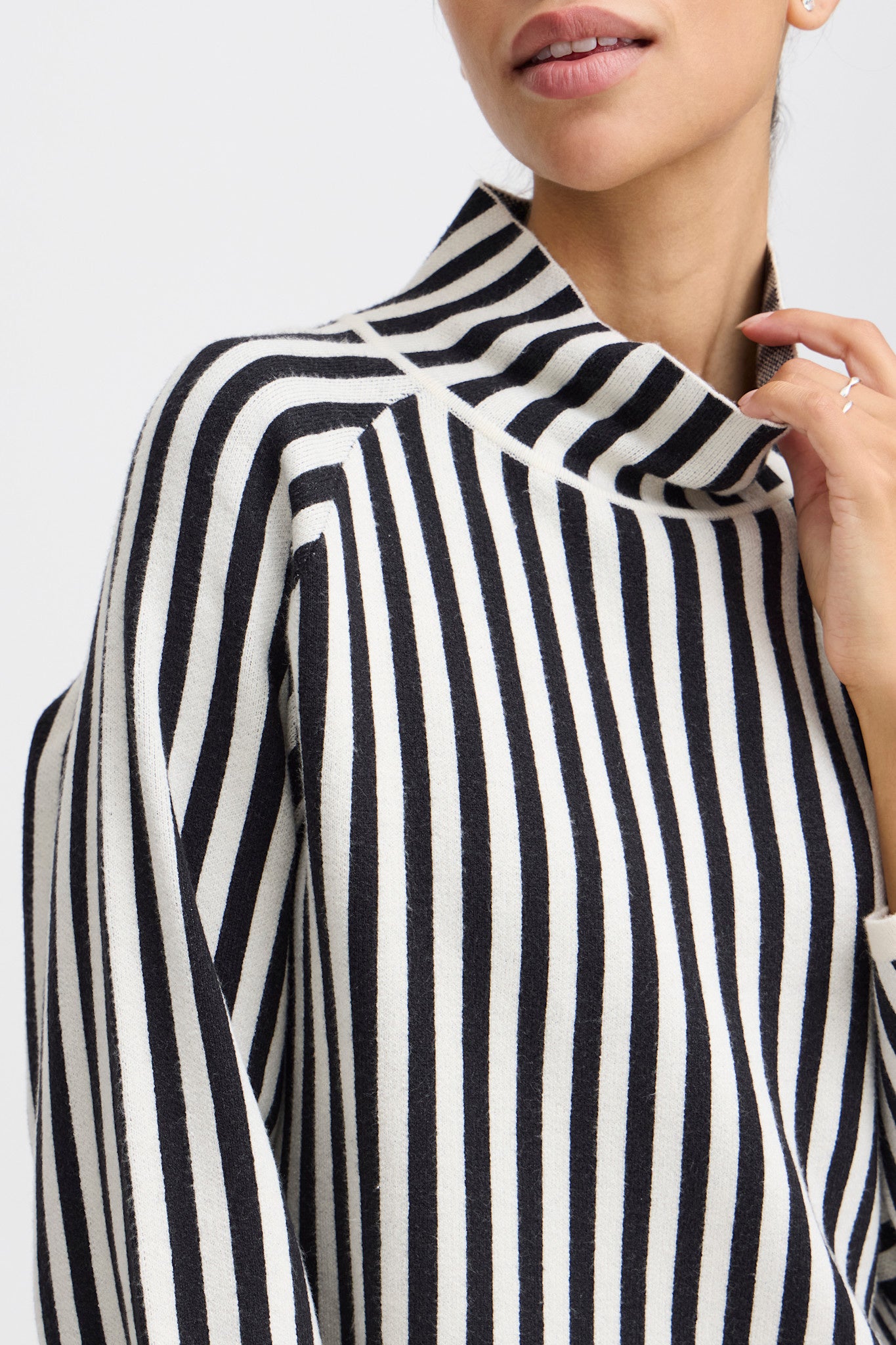 BYOTARI ROLLNECK STRIPE SWEATER