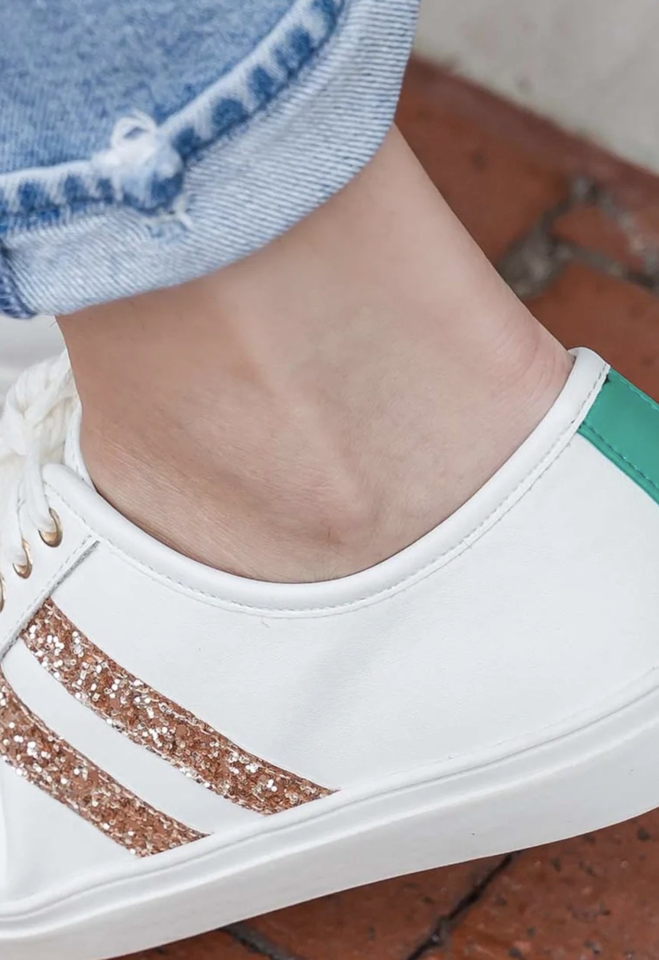 GREEN STRIPE SNEAKER
