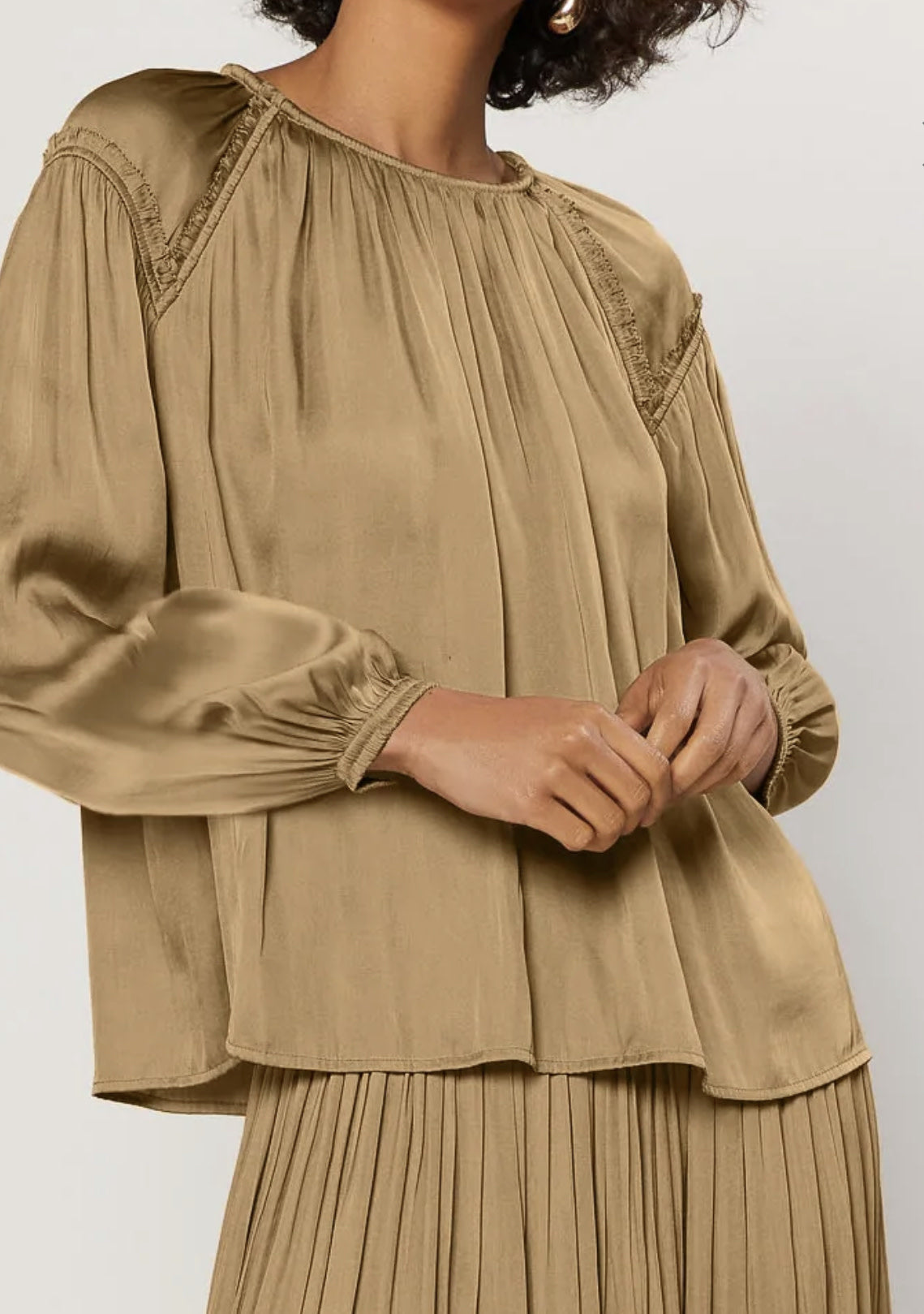 ROUND NECK LSLV INSET SHOULDER TOP