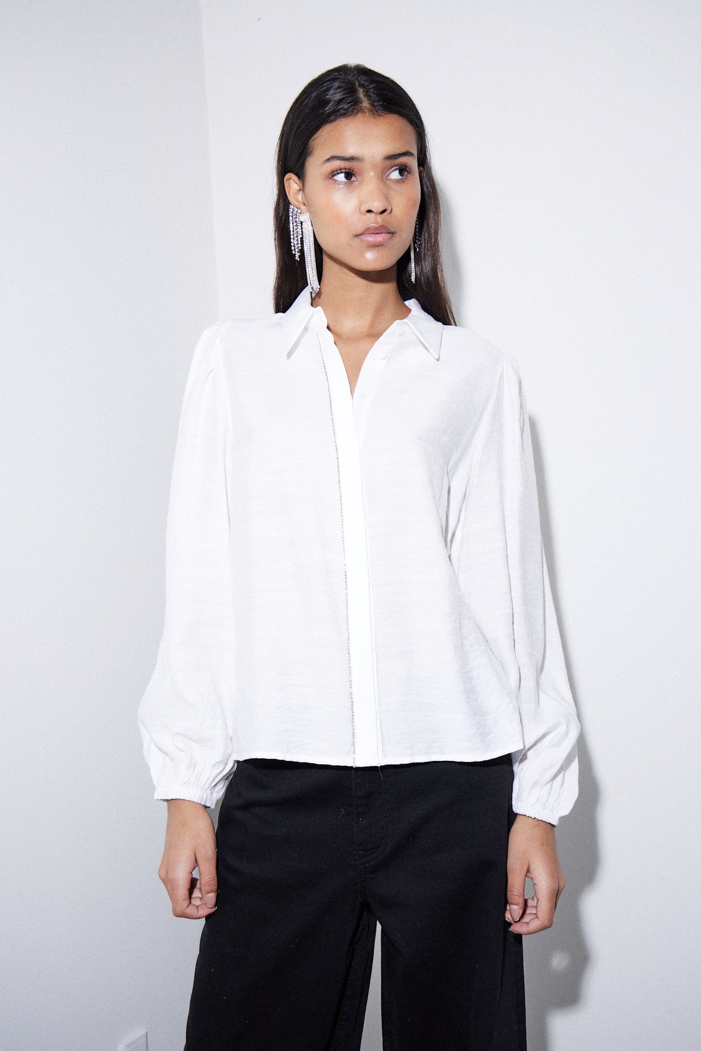 LSLV BLOUSE W/ RHINESTONE ACCENT