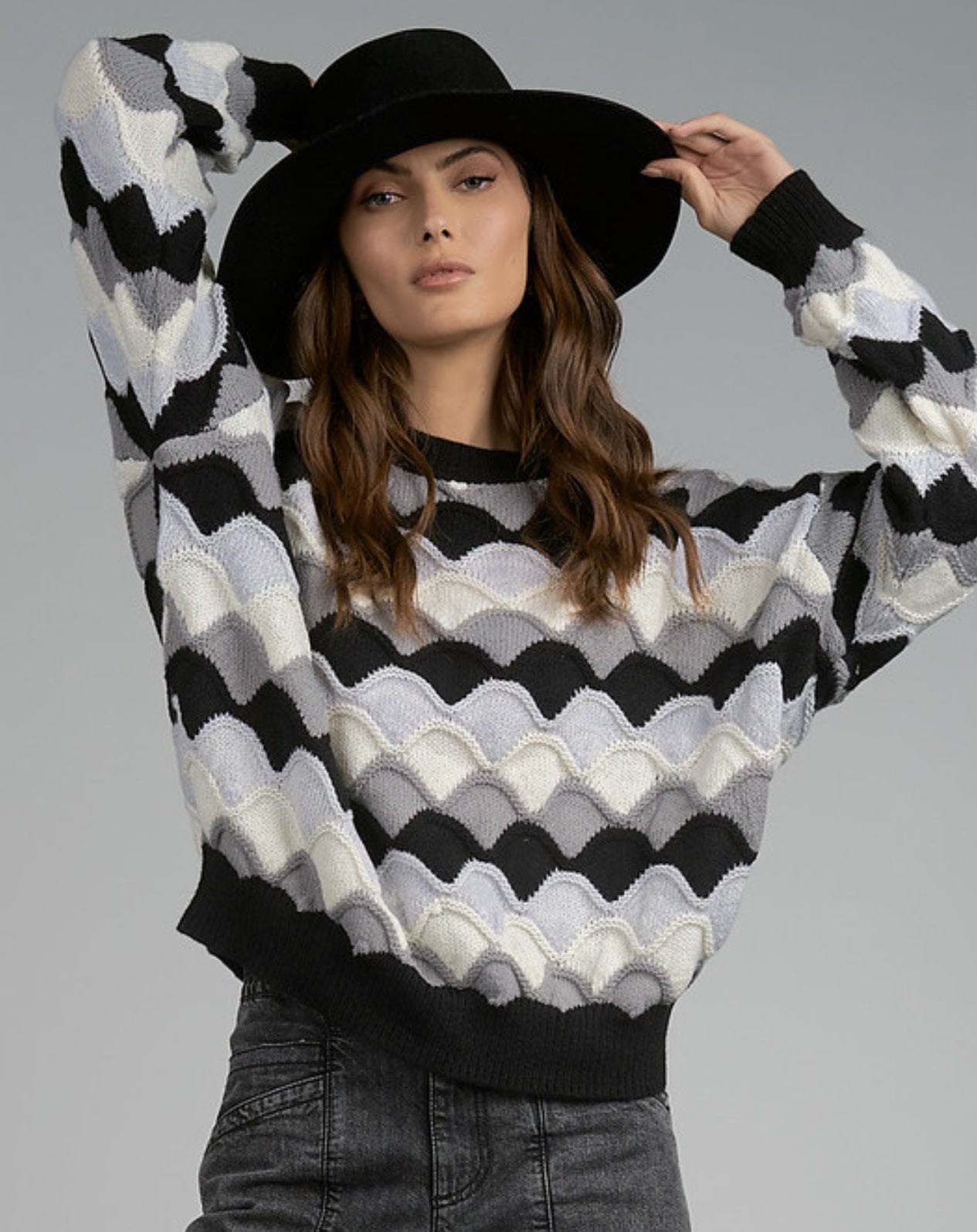 ROUND NECK SCALLOP STRIPE SWEATER