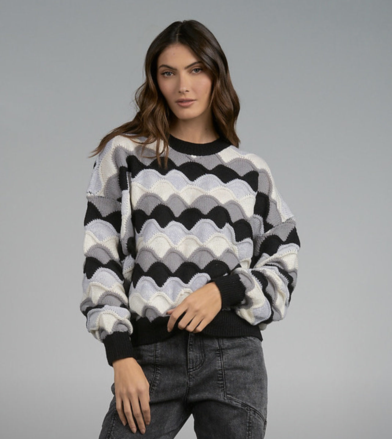 ROUND NECK SCALLOP STRIPE SWEATER