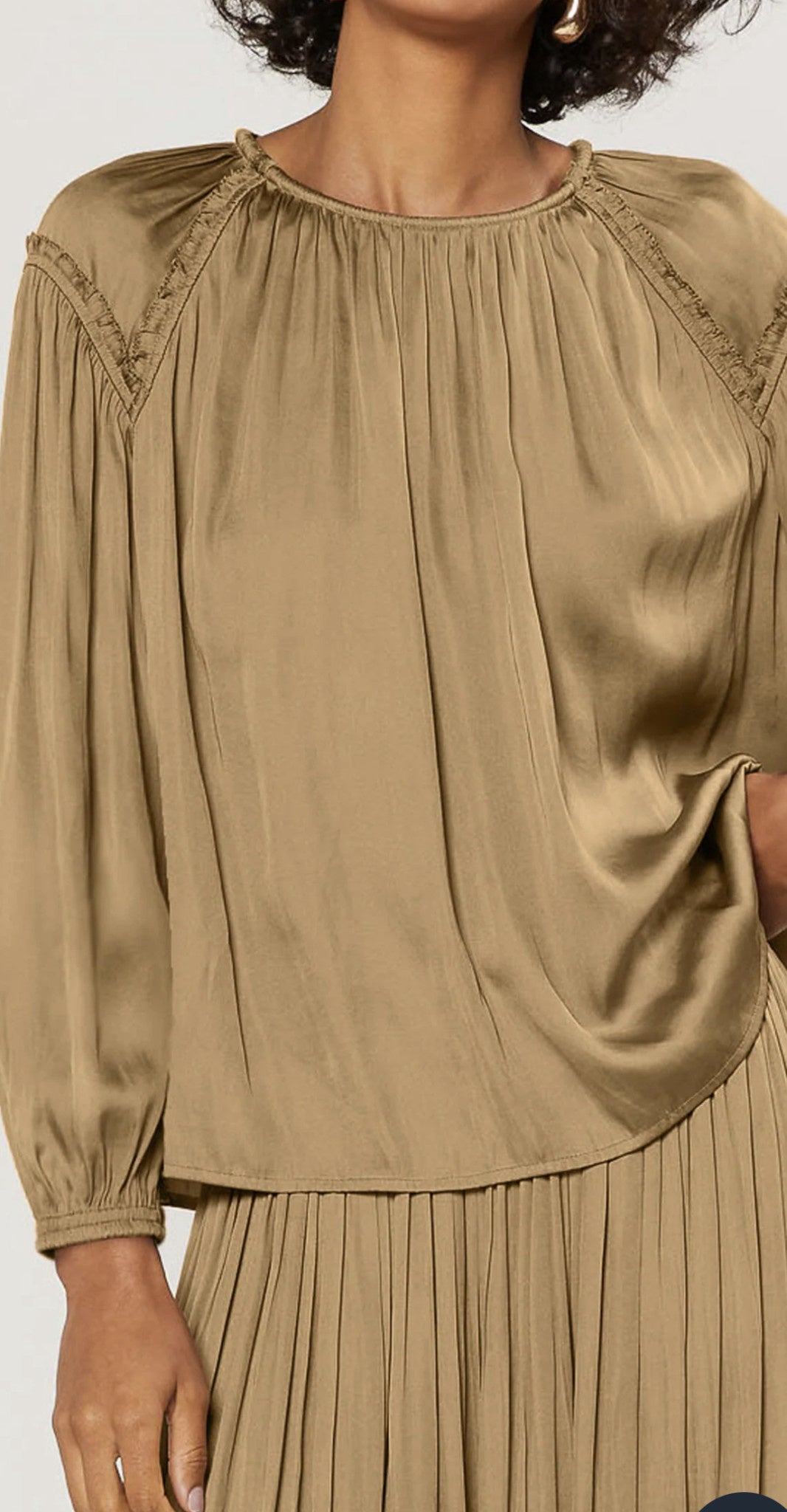 ROUND NECK LSLV INSET SHOULDER TOP