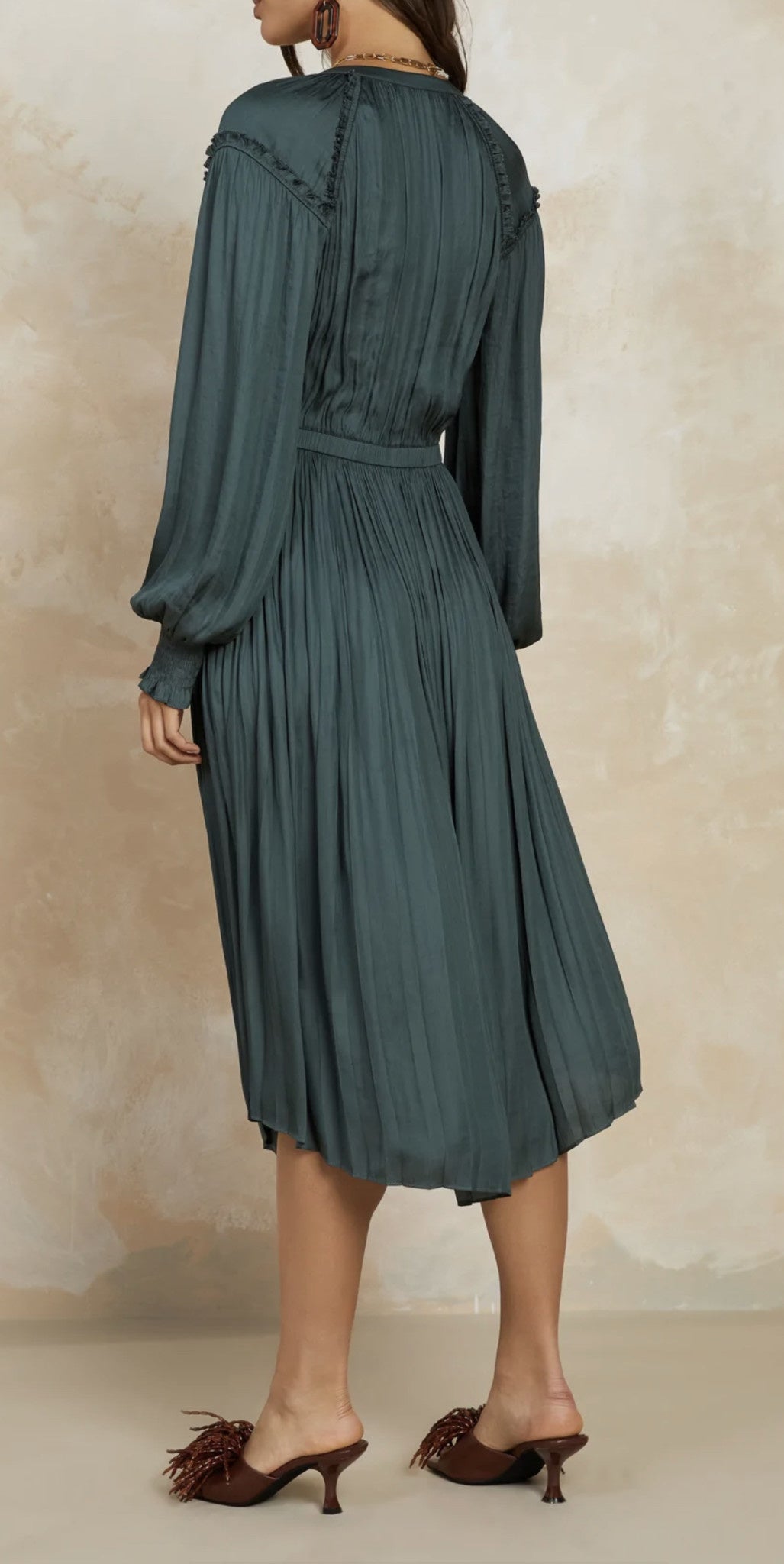 V NECK MIDI DRESS W/SMOCKED CUFFS