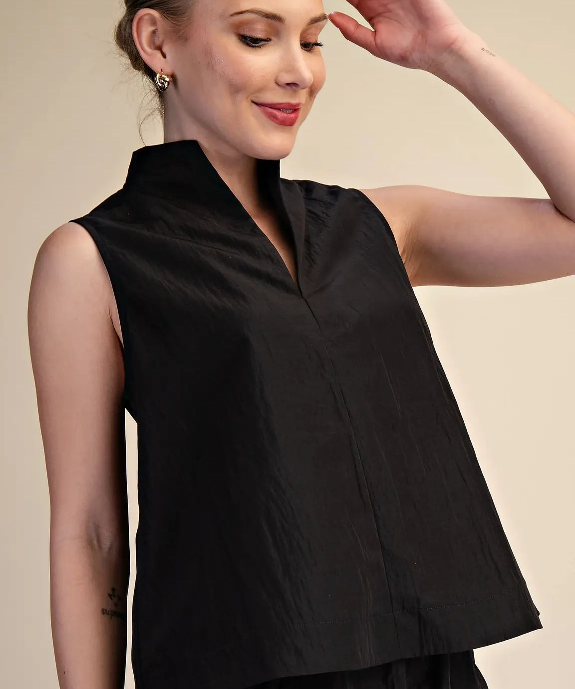 V-NECK SLEEVELESS SWING TOP