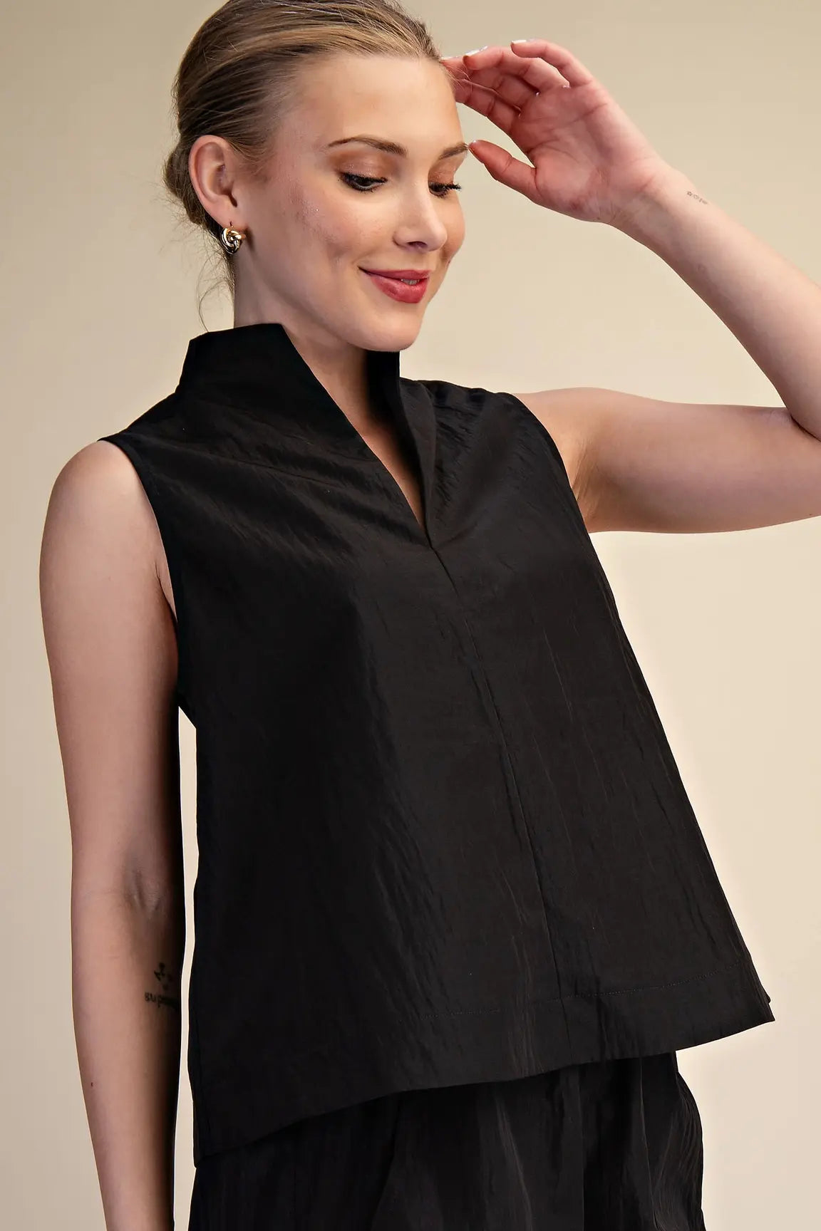 V-NECK SLEEVELESS SWING TOP