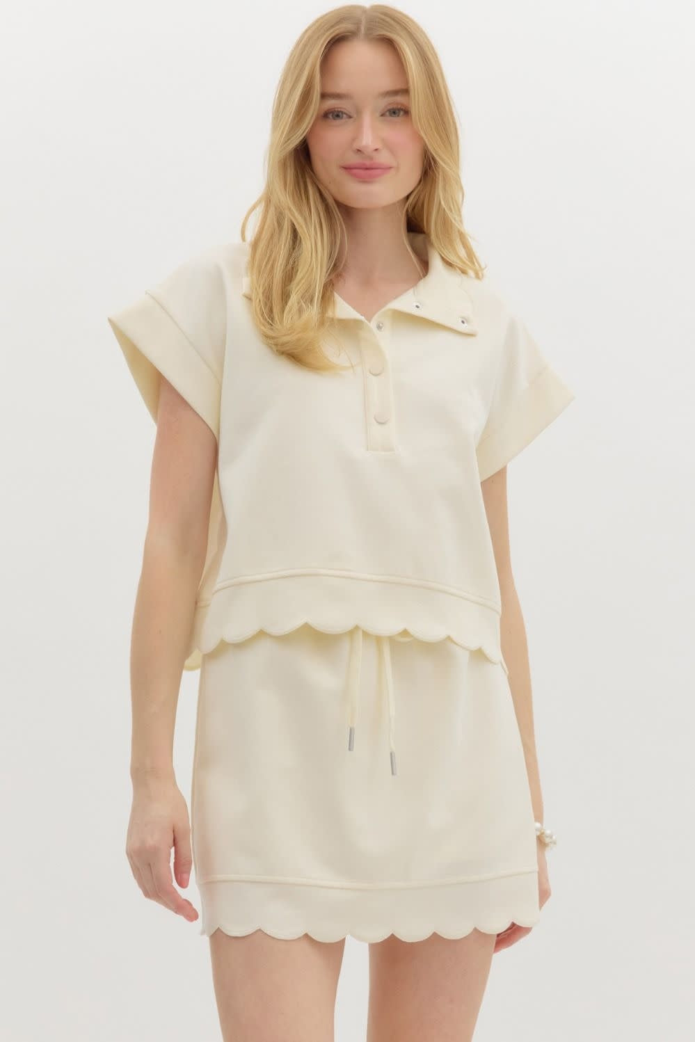 ATHLEISURE SCALLOP TOP