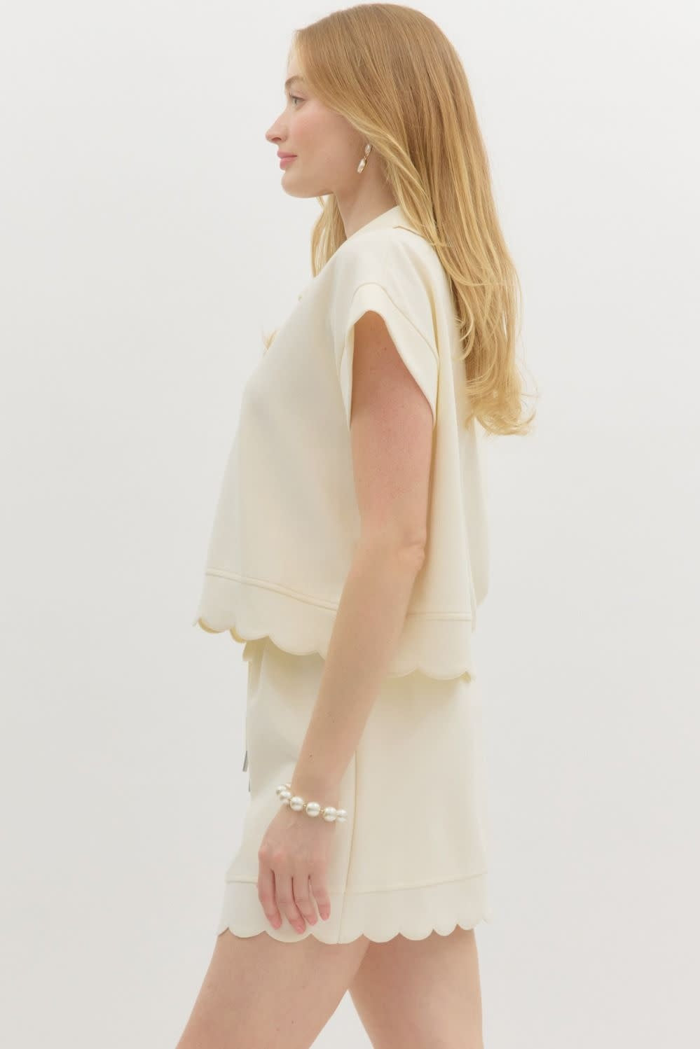ATHLEISURE SCALLOP TOP