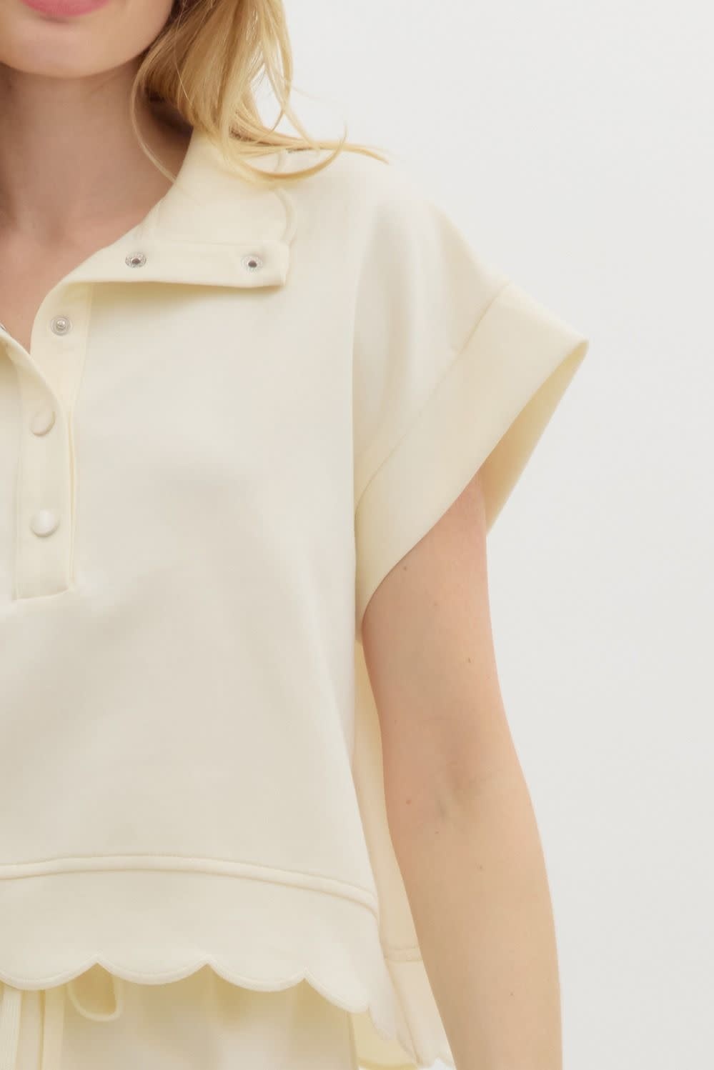 ATHLEISURE SCALLOP TOP