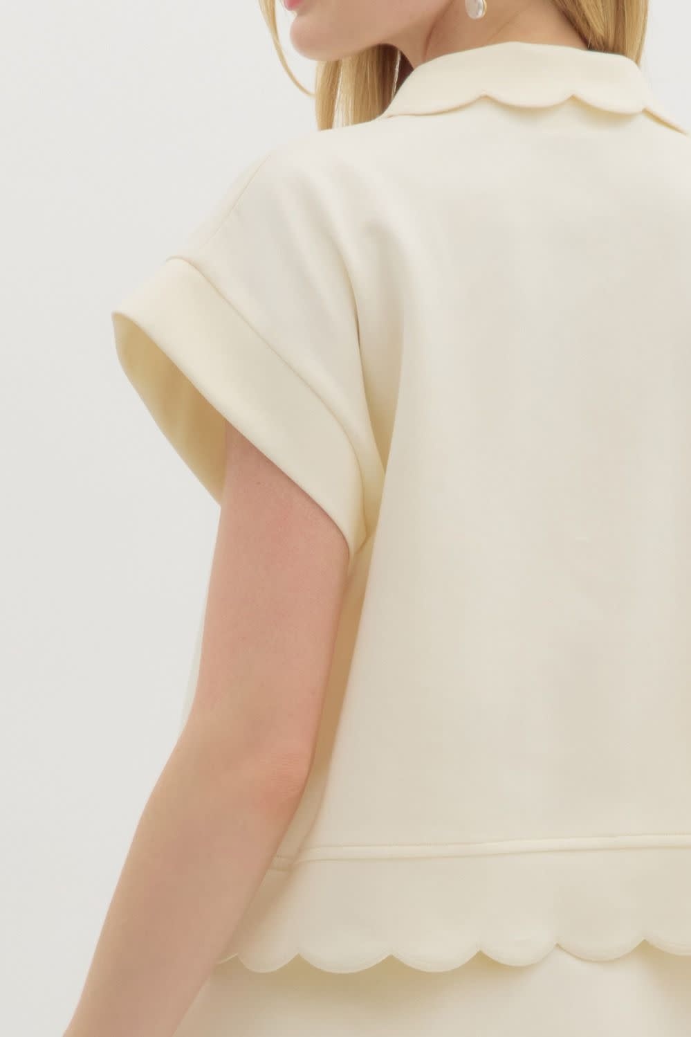ATHLEISURE SCALLOP TOP