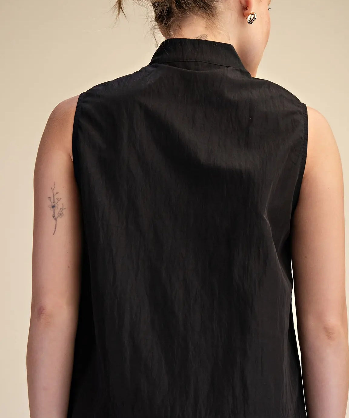 V-NECK SLEEVELESS SWING TOP