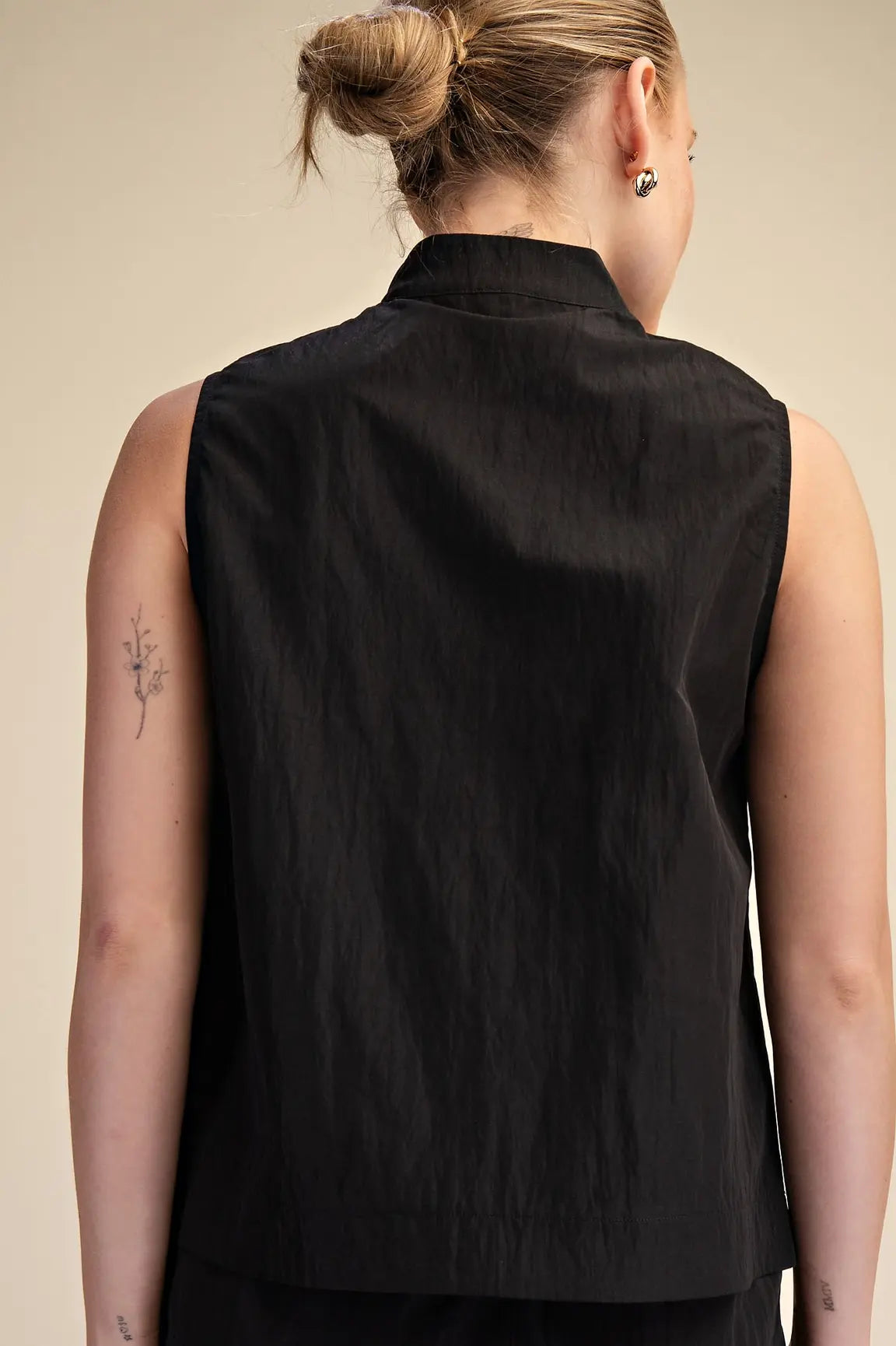 V-NECK SLEEVELESS SWING TOP