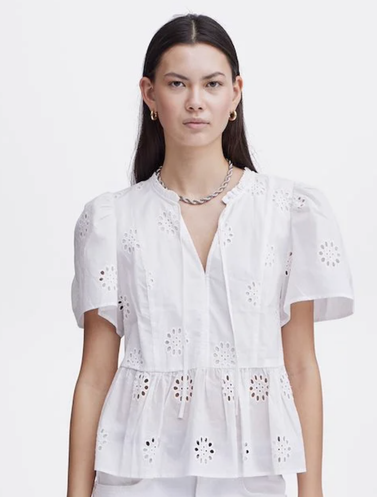 WHITE BLOUSE W/ EMBROIDERED FLOWER DETAIL