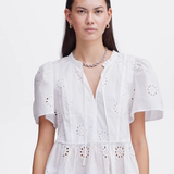 WHITE BLOUSE W/ EMBROIDERED FLOWER DETAIL