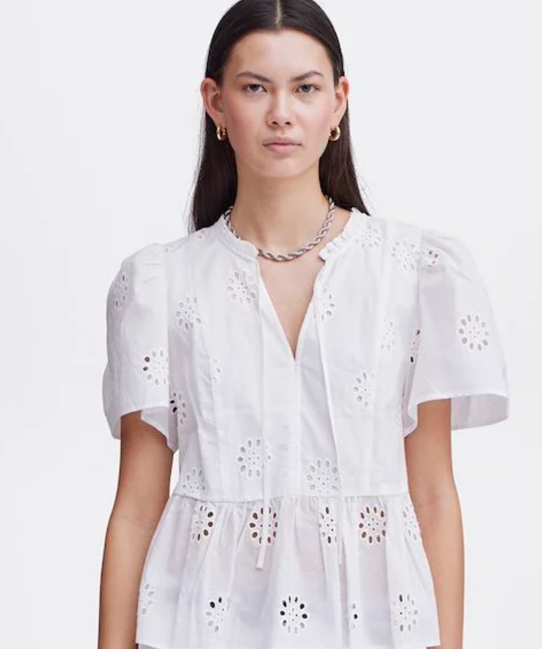 WHITE BLOUSE W/ EMBROIDERED FLOWER DETAIL