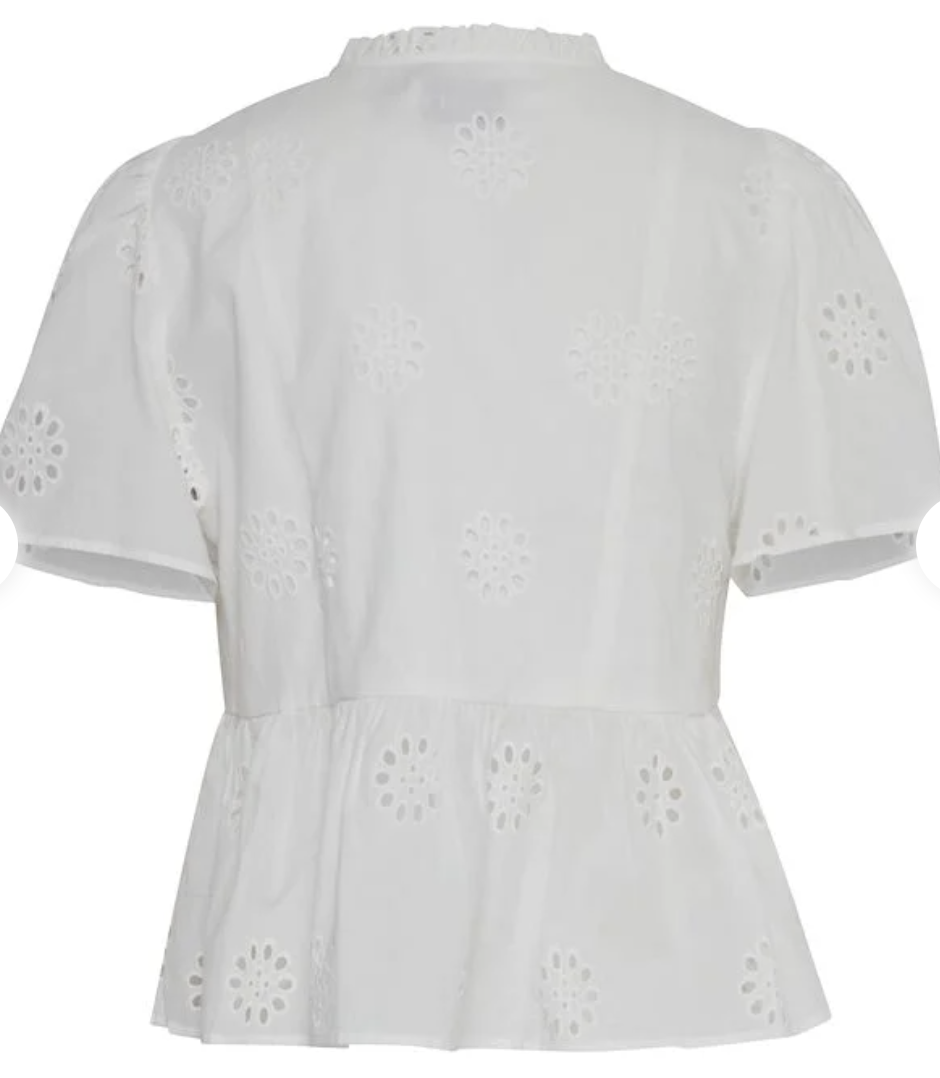 WHITE BLOUSE W/ EMBROIDERED FLOWER DETAIL