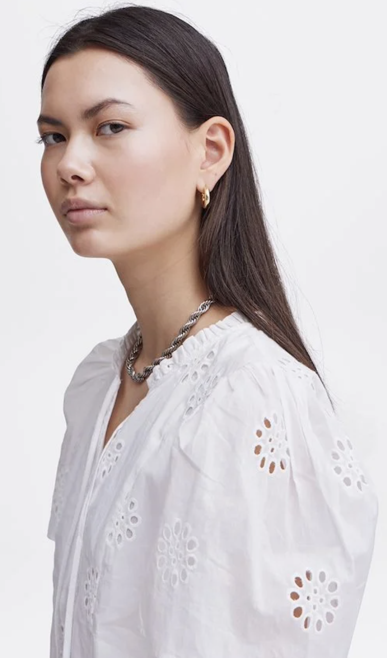 WHITE BLOUSE W/ EMBROIDERED FLOWER DETAIL