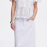 WHITE BLOUSE W/ EMBROIDERED FLOWER DETAIL