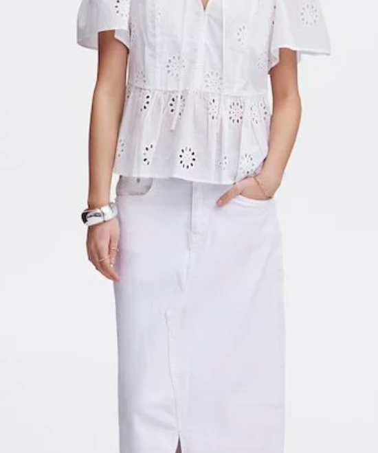WHITE BLOUSE W/ EMBROIDERED FLOWER DETAIL
